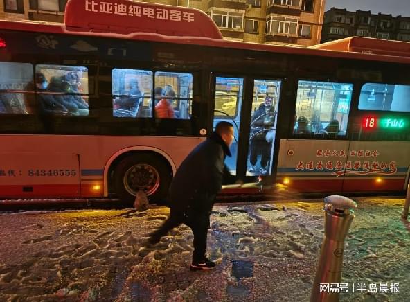 而至 致敬严冬里的坚守！尊龙凯时网今冬初雪翩然(图3)